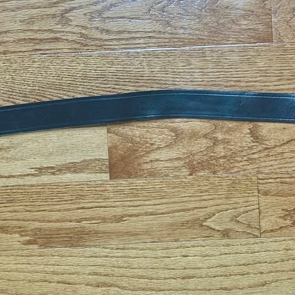 LIKE NEW Unisex Levi’s Genuine Leather Black Belt with Silver Buckle 32” - Picture 4 of 5